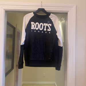 NWOT Roots crewneck sweatshirt.  Size medium.